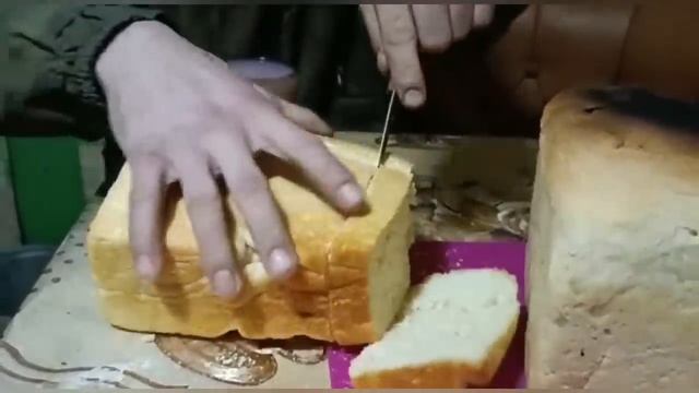 Важная новость? Серёжа стряпает хлеб?