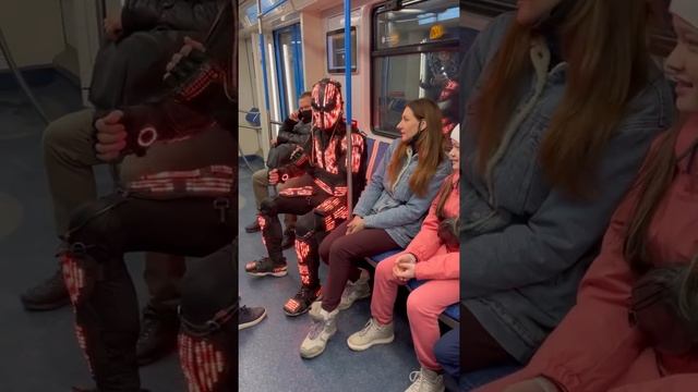ПРАНКИ В МЕТРО Хищник поёт песню сияй вместе с финалисткой голос Дети Drobinavika смотреть онлайн