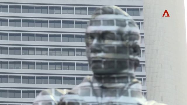 Sir Stamford Raffles statue "disappears" from Singapore skyline in optical illusion смотреть онлайн