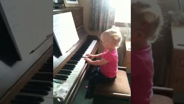 Orla singing and playing piano смотреть онлайн