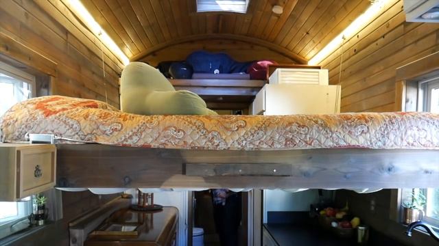 Remote controlled TINY HOUSE BED drops from the ceiling! смотреть онлайн