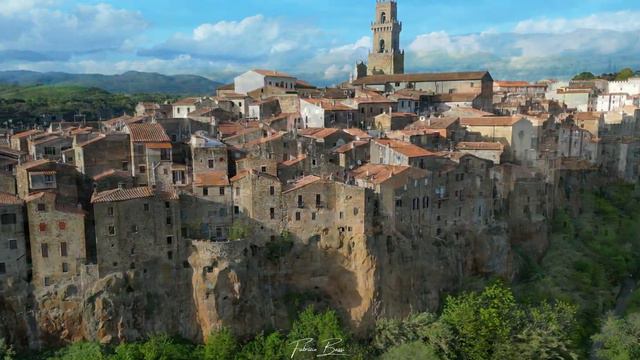 Pitigliano: la "piccola Gerusalemme" toscana sulla collina tufacea смотреть онлайн