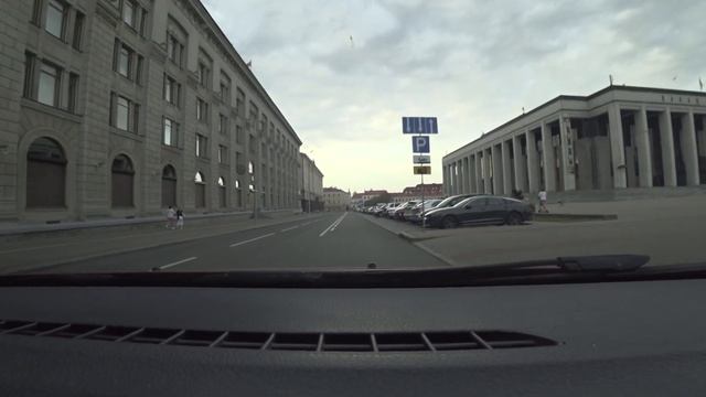 Минск 13.08.2022, пр-т Независимости, пр-т Победителей, закат, играет в машине радио Unistar смотреть онлайн