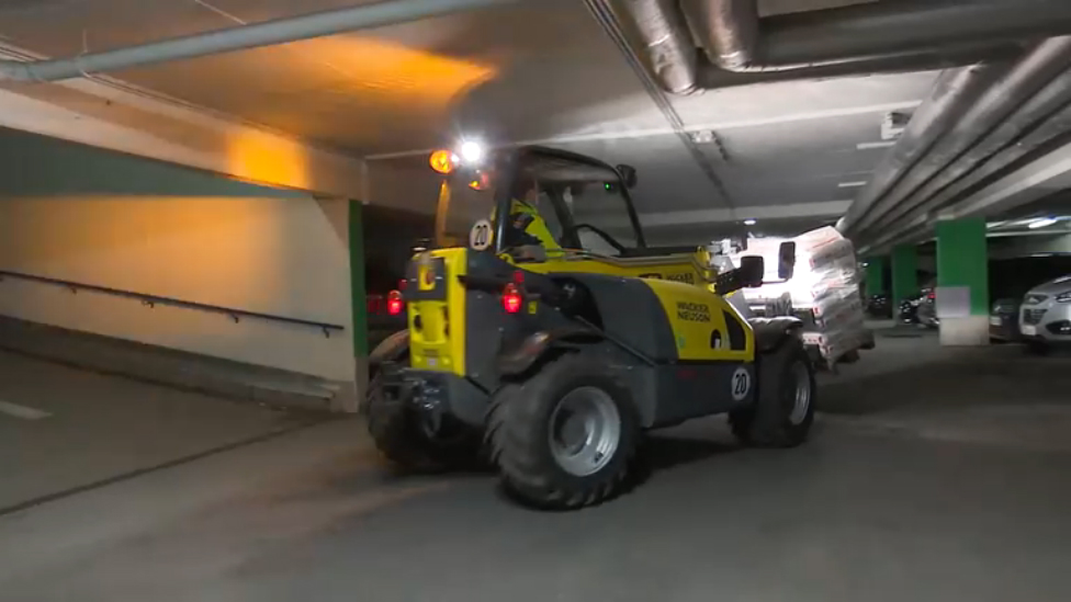 Телескопические погрузчики. Работа телескопического погрузчика в паркинге смотреть онлайн