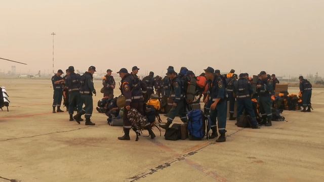 Первый эшелон спасателей МЧС России прибыл в Республику Якутию для тушения природных пожаров. смотреть онлайн