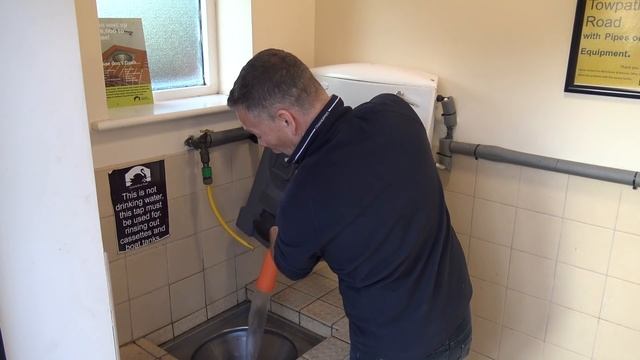 HILARIOUS! First Time Emptying a Cassette Toilet - Ep. 76 смотреть онлайн