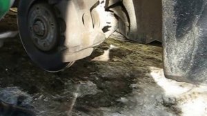 Замена передних тормозных колодок на Citroen Berlingo 2011