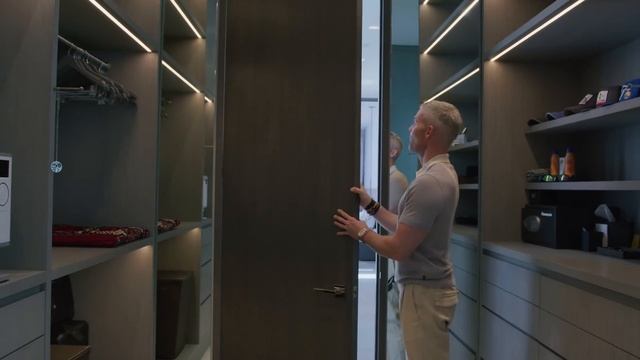 TOURING $58,000,000 Los Angeles Mansion with a POOL BRIDGE смотреть онлайн