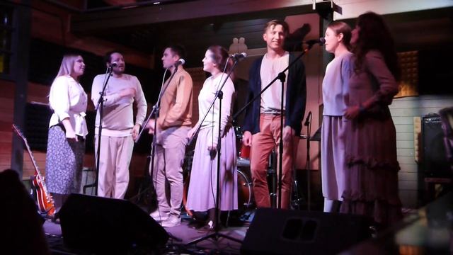 ПОД ОБЛАКАМИ В нас по вулице, вулице, сильная метелица смотреть онлайн