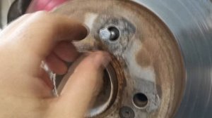 КАК ВЫКРУТИТЬ ПОЛОМАННЫЙ КОЛЁСНЫЙ БОЛТ.