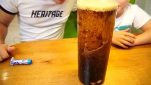 Матвей СДЕЛАЛ радужный СЛАЙМ!!! Кто КРУЧЕ??? Папа или Матвей??? челлендж для детей