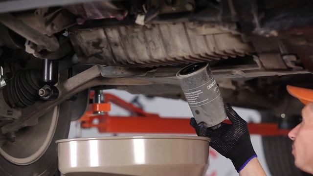 Ölwechsel VW T4 TRANSPORTER wie Öl und Ölfilter wechseln [AUTODOC TUTORIAL] смотреть онлайн