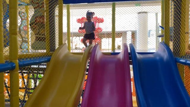 Парк Развлечений для детей - Детская площадка с шариками и машинками смотреть онлайн