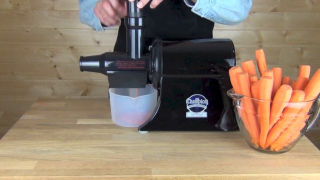 Champion Juicer 2000+ Juicing Carrots Demonstration in the Raw Nutrition Kitchen смотреть онлайн