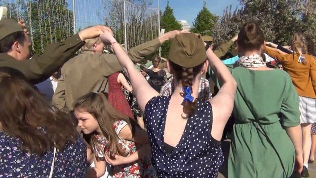 Бальная игра Ручеек на бале Победы в парке Горького. балансе.рф смотреть онлайн