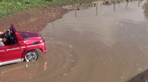 ЖАНГИР КАТАЕТСЯ НА СВОЕЙ МАШИНКЕ ПО ЛУЖАМ