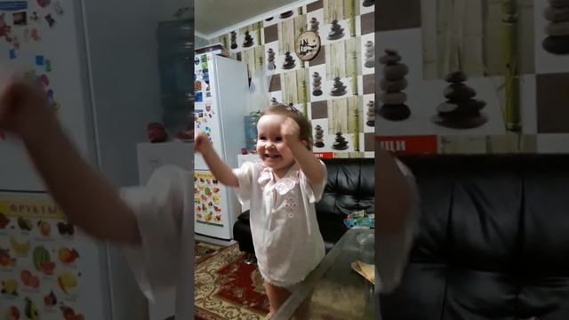 Ребенок жгет! Так сильно любит папу и маму! смотреть онлайн