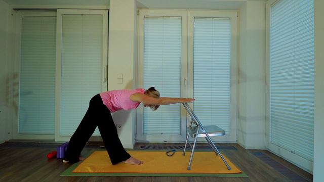 Yoga - Heldinnen Haltung: Part 2 Mobilisieren und Dehnen mit Stuhl und Blöcken смотреть онлайн