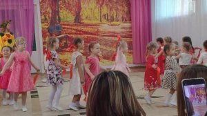 Утренник в детском саду. Чудесный танец девочек
