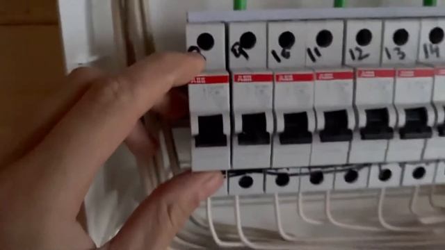 Электромонтаж в деревянном доме за 2 дня под ключ! День 2 смотреть онлайн