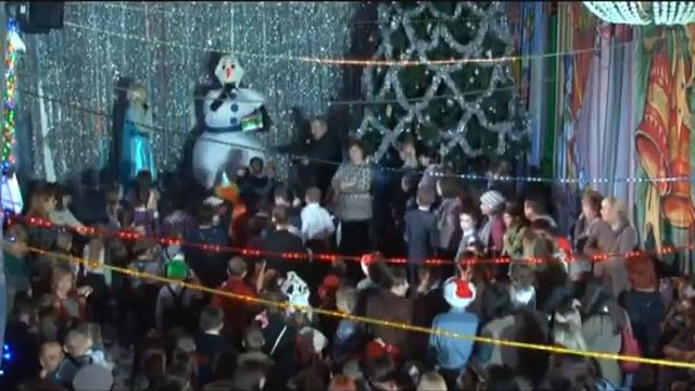 В ДК г. Барнаула провели елку для детей с ограниченными возможностями здоровья смотреть онлайн