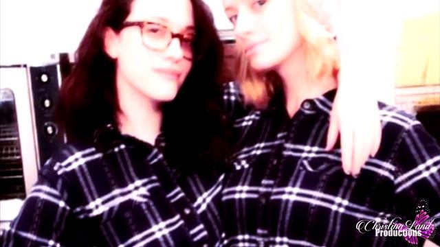Kat Dennings & Beth Behrs - I'll Be There For You (HBD Miranda!) смотреть онлайн