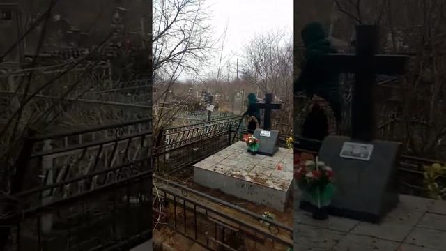 Воровство , цветов на кладбище . Таировское кладбище одесса девочки работают на могиле. похороны смотреть онлайн