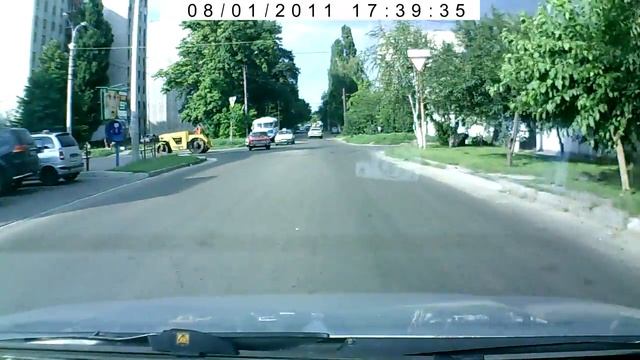 На катке можно и против движения. смотреть онлайн
