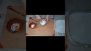 Яичный порошок  отдельно из желтка и белка  изготавливаем дома в дегидраторе. Или без него.