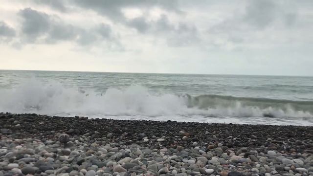 #футаж Море, каменистый пляж, волны, пасмурное небо, Релакс, шум волн смотреть онлайн