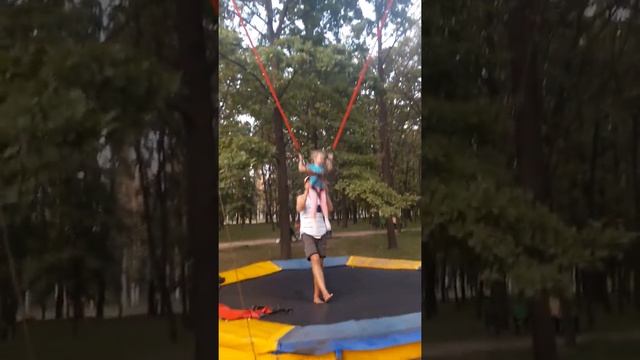 Рогатка - катапульта. Чуть не улетела за деревья смотреть онлайн
