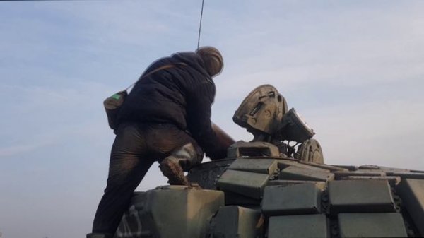 Загрузка боеприпасов экипажем в танк Т-72Б.