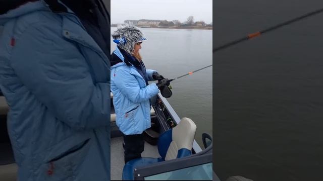 Зимняя рыбалка с лодки.Астраханская обл. с. Житное 31 .12.2021 смотреть онлайн