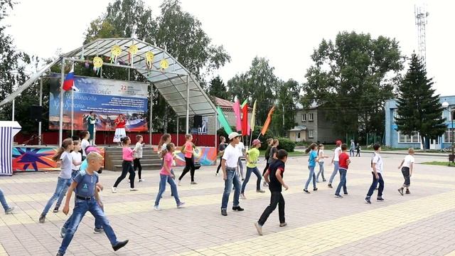 Ансамбль "Радуга" (2). 22.8.2017. День Российского флага смотреть онлайн