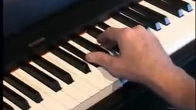 Piano Lessons - How to play Major Chords Using Black Keys смотреть онлайн