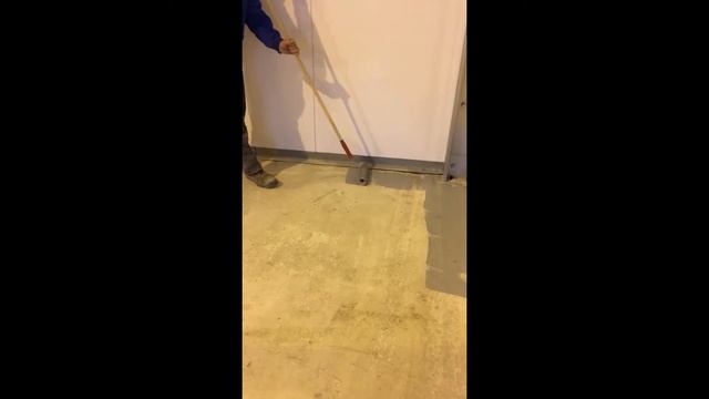 Нанесение износостойкой краски для бетонных полов и стен смотреть онлайн