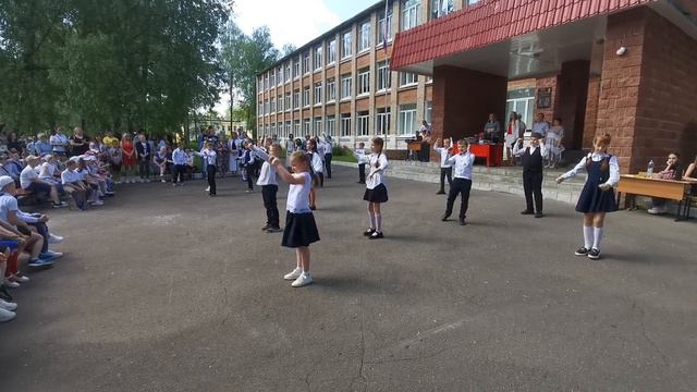 Зажигательный танец учеников. ОКОНЧАНИЕ УЧЕБНОГО ГОДА. смотреть онлайн