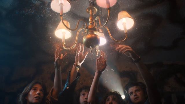Talking through the lights in the Upside Down - Stranger Things 4 [4x7] смотреть онлайн