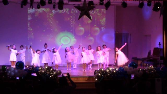 Группа "Сюрприз" - Новогодняя /Слышишь, кто то идёт/ смотреть онлайн