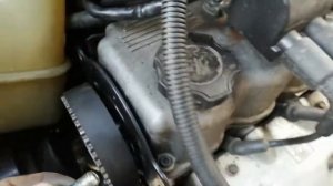 Откручиваю болт шкива распредвала через неделю приклеенного герметиком.