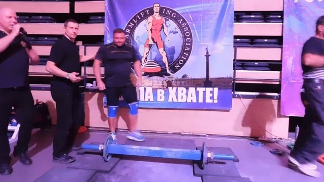 Алексей Тюкалов в подъёме Saxson Bar одной рукой над головой: 40 кг. (полное видео) смотреть онлайн