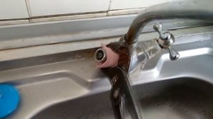 Полезный совет при ремонте смесителя...Выкручиваем  юбку маховика смесителя.