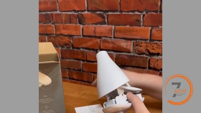 Наушники, лампа, колонка с логотипом смотреть онлайн