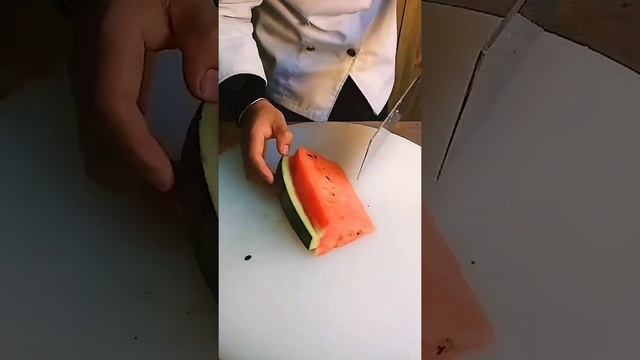 как Легко и Красиво Резать Арбуз для Стола смотреть онлайн
