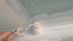 Равномерное нанесение акриловой шпаклёвки.