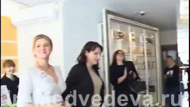 И.Медведева посетила салон красоты смотреть онлайн