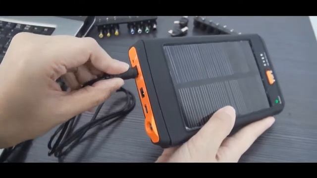 Солнечное Зарядное Устройство и Аккумулятор с Фонариком 11200mAh смотреть онлайн
