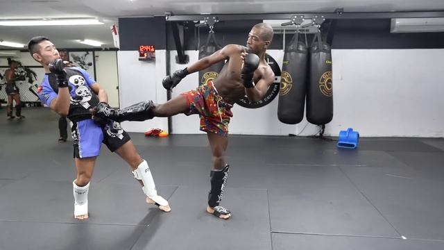 How to Chain your Attacks (MMA Sparring Breakdown) смотреть онлайн