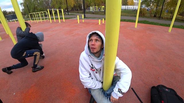ЗАСТРЯЛ НА СТОЛБЕ | НЕ ПРАНК смотреть онлайн