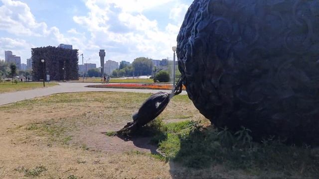 Сад имени 250-летия Перми (Парк камней) — сквер в Перми, Пермские ворота, Скарабей из покрышек смотреть онлайн